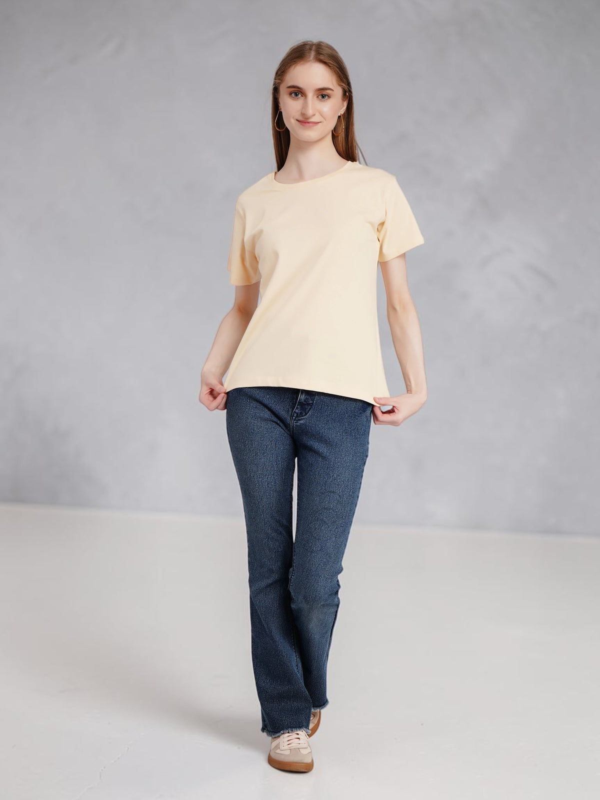 Model wearing an enaay.com light beige regular fit cotton t-shirt with short sleeves and a round neck