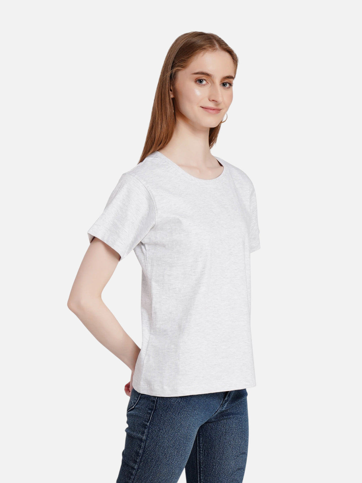 A model wearing an enaay.com light grey melange cotton round neck t-shirt with short sleeves and a regular fit.
