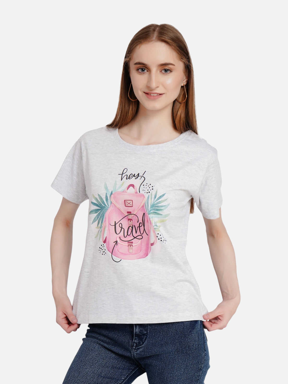 Woman wearing an enaay.com light grey melange cotton t-shirt with a pink backpack Hey! Travel graphic print